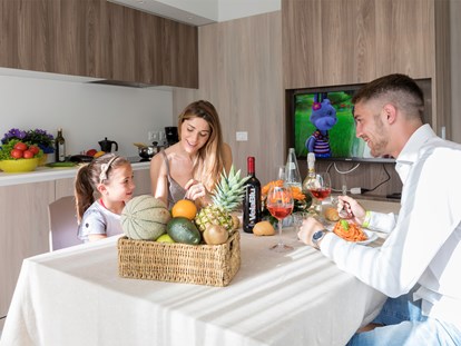 Luxuscamping - Klimaanlage - Cavallino-Treporti - Wohnzimmer und Küche - Camping Vela Blu Residence Aurora auf Camping Vela Blu