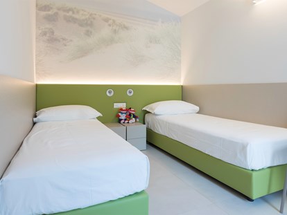 Luxuscamping - Art der Unterkunft: Bungalow - Italien - Schlafzimmer mit Einzelbetten - Camping Vela Blu Residence Aurora auf Camping Vela Blu