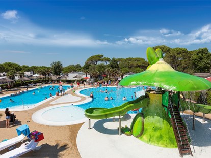 Luxuscamping - Sonnenliegen - Venedig - Riesenpilz mit Rutsche - Camping Vela Blu Mobilheim Torcello Platinum auf Camping Vela Blu