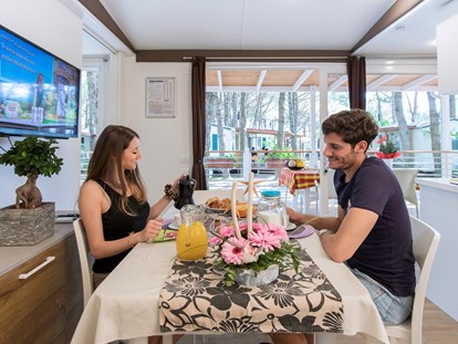 Luxuscamping - Gartenmöbel - Cavallino-Treporti - Wohnzimmer und Küche - Camping Vela Blu Mobilheim Torcello Platinum auf Camping Vela Blu