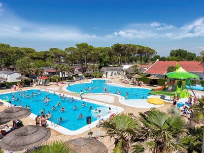 Luxuscamping - Klimaanlage - Cavallino-Treporti - Panorama des Schwimmbades - Camping Vela Blu Mobilheim Top Residence Platinum auf Camping Vela Blu
