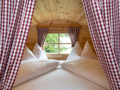 Luxuscamping - Unterkunft alleinstehend - Südtirol - Bozen - Campingfass Schlaf Raum - Camping Residence Chalet CORONES Schlaffässer auf Camping Residence Chalet CORONES