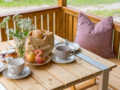 Luxuscamping - Terrasse - Südtirol - Bozen - Überdachter Tisch  - Camping Residence Chalet CORONES Schlaffässer auf Camping Residence Chalet CORONES