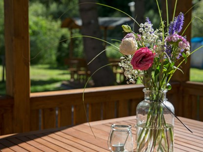 Luxuscamping - Gartenmöbel - Rasen - Antholz (BZ) - Fass Tisch außen - Camping Residence Chalet CORONES Schlaffässer auf Camping Residence Chalet CORONES