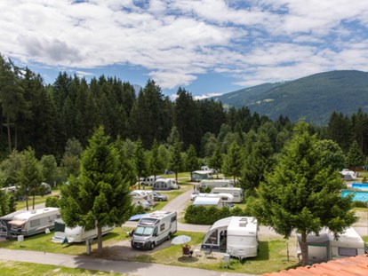 Luxuscamping - Parkplatz bei Unterkunft - Belluno - Campingplatz  - Camping Residence Chalet CORONES Schlaffässer auf Camping Residence Chalet CORONES