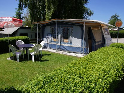 Luxuscamping - Art der Unterkunft: Campingfahrzeug - Region Attersee - http://www.camping-grabner.at/ - Camping Grabner Mietwohnwagen am Camping Grabner