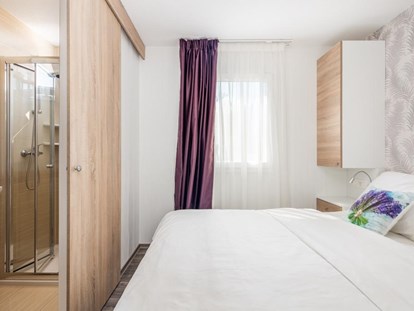 Luxuscamping - Kochutensilien - Split - Dubrovnik - Bedroom with bathroom - Lavanda Camping**** Premium Mobile Home with sea view