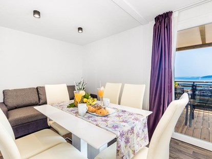 Luxuscamping - TV - Kroatien - living room - Lavanda Camping**** Premium Mobile Home with sea view