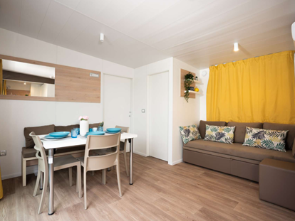 Luxuscamping - Kühlschrank - Split - Süd - Living room - Lavanda Camping**** Luxury Mobile Home mit swimmingpool