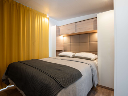 Luxuscamping - Kaffeemaschine - Split - Süd - Main bedroom with bathroom - Lavanda Camping**** Luxury Mobile Home mit swimmingpool