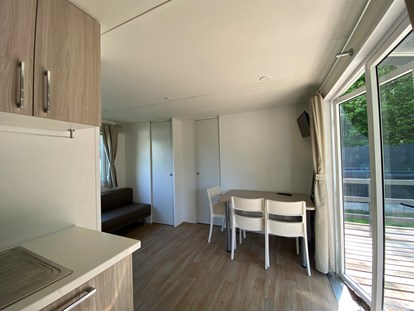 Luxuscamping - Art der Unterkunft: Mobilheim - Montorfano - Küche mit Essbereich im Mobilheim auf Camping Montorfano  - Camping Montorfano Mobile homes
