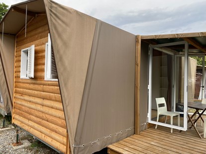 Luxuscamping - Art der Unterkunft: Safari-Zelt - Montorfano - Terrasse des Maxi tent auf Camping Montorfano - Camping Montorfano Maxi tents