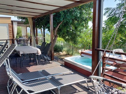 Luxuscamping - Kochutensilien - Dubrovnik - Prestige Mobile Home mit Whirlpool 45m2 - Lavanda Camping**** Prestige Mobile Home mit Whirlpool