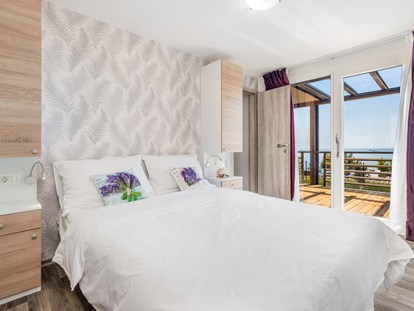Luxuscamping - Parkplatz bei Unterkunft - Dubrovnik - Main bedroom with bathroom - Lavanda Camping**** Prestige Mobile Home mit Whirlpool