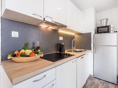 Luxuscamping - Kühlschrank - Split - Dubrovnik - kitchen - Lavanda Camping**** Prestige Mobile Home mit Whirlpool