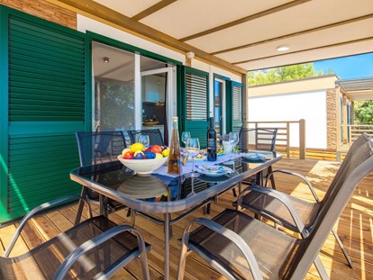 Luxuscamping - TV - Kroatien - terrace - Lavanda Camping**** Prestige Mobile Home mit Whirlpool