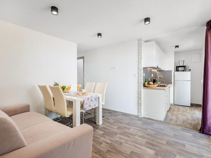 Luxuscamping - Parkplatz bei Unterkunft - Dubrovnik - living room & kitchen - Lavanda Camping**** Prestige Mobile Home mit Whirlpool