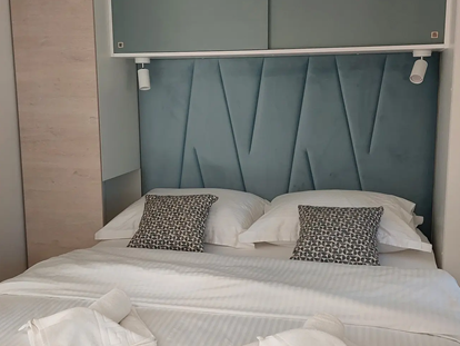 Luxuscamping - TV - Kroatien - Bedroom - Lavanda Camping**** Premium Tris Mobile Home