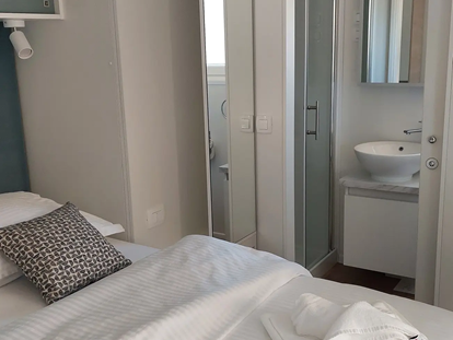 Luxuscamping - Terrasse - Dubrovnik - Bedroom with bathroom - Lavanda Camping**** Premium Tris Mobile Home