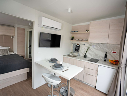 Luxuscamping - Heizung - Dubrovnik - Kitchen & living room - Lavanda Camping**** Premium Tris Mobile Home