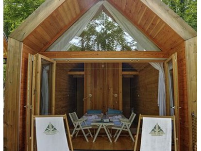 Luxuscamping - Bad und WC getrennt - Julische Alpen - Holzhütte Lilija - Kamp Koren Kobarid Holzhütte „Glamping Lilija“