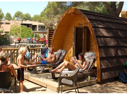 Luxuscamping - Terrasse - Spanien - Camping Cala Llevado Waldhütten auf Camping Cala Llevado