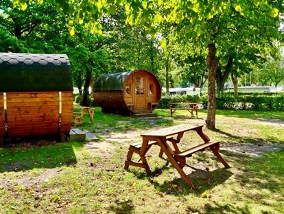 Luxuscamping - Gartenmöbel - Kalkar - Chalets/ Mobilheime Wikinger-Fass am Freizeitpark Wisseler See