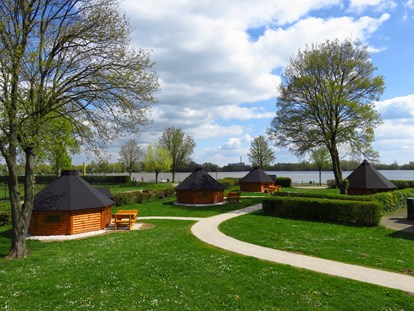 Luxuscamping - Kühlschrank - Nordrhein-Westfalen - direkte Seelage - unsere Kotas im Wikingerdorf - Chalets/ Mobilheime Trekkinghütte Cottage