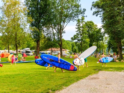 Luxuscamping - Art der Unterkunft: Bungalow - Bayern - Blick auf die Badewiese am Campingplatz Pilsensee - Pilsensee in Bayern Mobilheime direkt am Pilsensee in Bayern