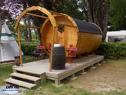 Luxuscamping - Parkplatz bei Unterkunft - Guerande (Pays de la Loire) - Camping de l’Etang Barrel 