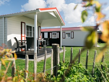 Luxuscamping - Gartenmöbel - Nordsee - Außenansicht Chalets - Nordsee-Camp Norddeich Chalet Park Nordsee-Camp Norddeich