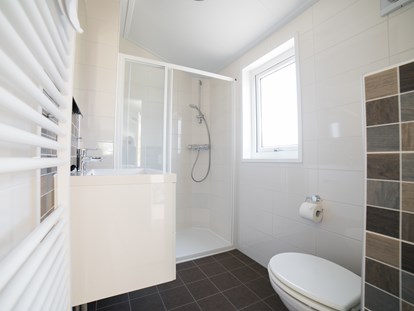 Luxuscamping - WC - Nordsee - Nordsee-Camp Norddeich Chalet Park Nordsee-Camp Norddeich