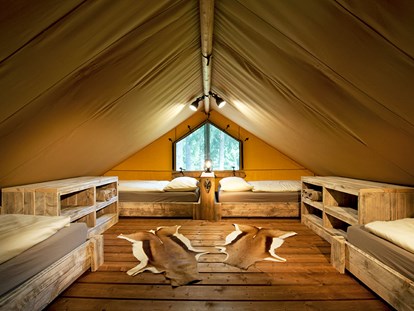 Luxuscamping - getrennte Schlafbereiche - Tirol - Mezzanine Safari-Lodge-Zelt "Giraffe" - Nature Resort Natterer See Safari-Lodge-Zelt "Giraffe" am Nature Resort Natterer See