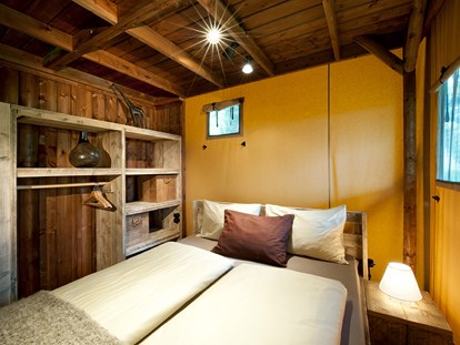 Luxuscamping - getrennte Schlafbereiche - Tirol - Schlafzimmer Safari-Lodge-Zelt "Giraffe" - Nature Resort Natterer See Safari-Lodge-Zelt "Giraffe" am Nature Resort Natterer See