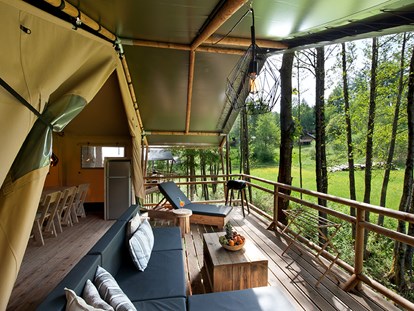 Luxuscamping - Preisniveau: exklusiv - Natters - Terrasse Safari-Lodge-Zelt "Zebra" - Nature Resort Natterer See Safari-Lodge-Zelt "Zebra" am Nature Resort Natterer See