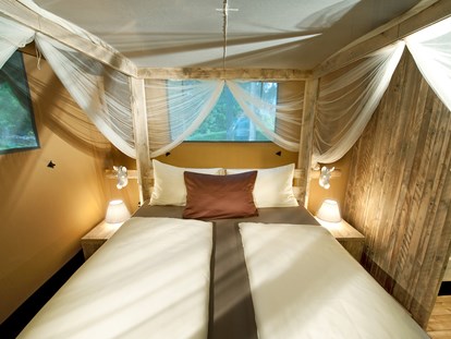 Luxuscamping - Preisniveau: exklusiv - Schlafzimmer Safari-Lodge-Zelt "Zebra" - Nature Resort Natterer See Safari-Lodge-Zelt "Zebra" am Nature Resort Natterer See