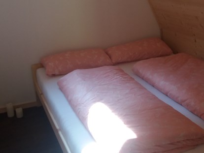 Luxuscamping - Terrasse - Wolfach - Schlafen im Hol-Igloo 
Das Schlafzimmer mit einem gemütlichen Doppelbett. 160x200 cm - Vollmershof Urlaub im Holz-Igloo