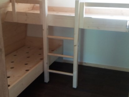 Luxuscamping - Kochmöglichkeit - Wolfach - Das Kinderzimmer mit extra eingebauten Betten. 
Auf dem Foto fehlen natürlich noch die Matratzen! :-) 
Maße 80x200cm - Vollmershof Urlaub im Holz-Igloo