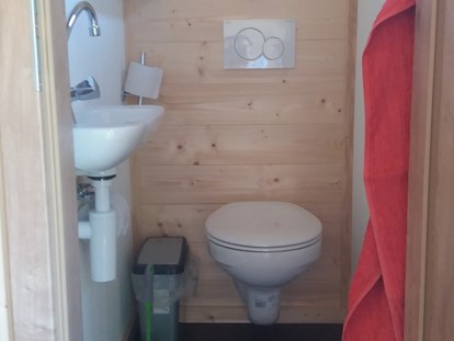 Luxuscamping - getrennte Schlafbereiche - Schwarzwald - Und natürlich darf ein WC nicht fehlen! 
Auch hier zum Waschen nur mit Kaltwasser. - Vollmershof Urlaub im Holz-Igloo
