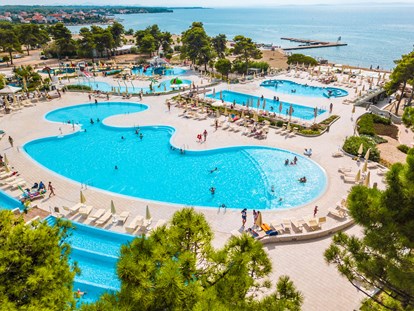 Luxuscamping - Parkplatz bei Unterkunft - Zadar - Šibenik - Poolanlage - Zaton Holiday Resort Glamping Zelte auf Zaton Holiday Resort
