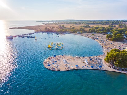 Luxuscamping - Terrasse - Zadar - Šibenik - Der Strand (Aerial) - Zaton Holiday Resort Glamping Zelte auf Zaton Holiday Resort