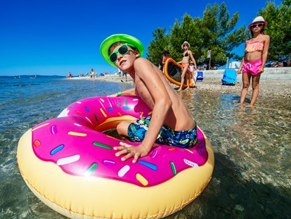 Luxuscamping - Sonnenliegen - Adria - Der Strand - Zaton Holiday Resort Mobilheime auf Zaton Holiday Resort