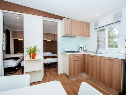 Luxuscamping - Adria - Kochnische/Wohnzimmer - Zaton Holiday Resort Mobilheime auf Zaton Holiday Resort