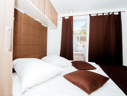Luxuscamping - Gefrierschrank - Schlafzimmer - Zaton Holiday Resort Mobilheime auf Zaton Holiday Resort