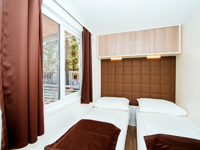 Luxuscamping - Dusche - Zadar - Šibenik - Schlafzimmer - Zaton Holiday Resort Mobilheime auf Zaton Holiday Resort