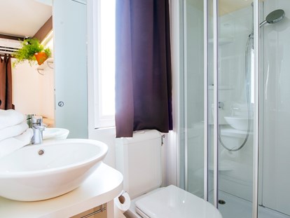 Luxuscamping - Gefrierschrank - Dalmatien - Badezimmer - Zaton Holiday Resort Mobilheime auf Zaton Holiday Resort