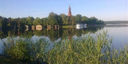 Luxury camping - Gartenmöbel - Vorpommern - Die Inselstadt Malchow ist nur wenige Minuten mit dem Pkw entfernt und auch gut per Fahrrad zu erreichen - Naturcamping Malchow Naturlodge auf Naturcamping Malchow