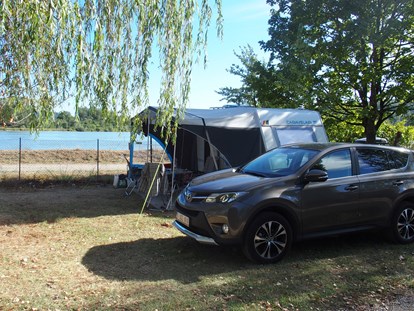 Luxuscamping - Dusche - Murs Et Gelignieux - Camping Ile De La Comtesse   Mobil Home Fluvial am Camping Ile De La Comtesse