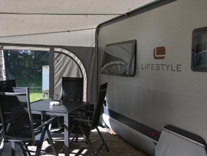 Luxuscamping - Kaffeemaschine - Selbstverständlich sind alle Mietwohnwagen mit Vorzelt und Campingtisch samt Stühlen ausgestattet. - Naturcamping Malchow Wohnwagen auf Naturcamping Malchow