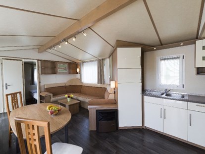 Luxuscamping - getrennte Schlafbereiche - Niedersachsen - Wohnbereich Chalet - Südsee-Camp Chalet Typ 3 am Südsee-Camp
